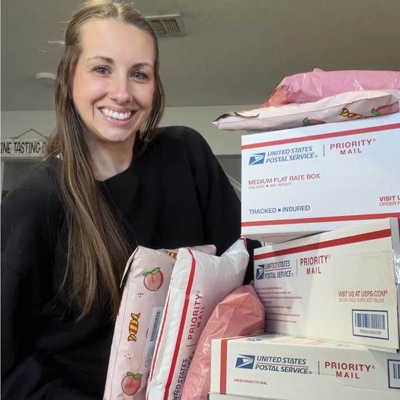 MEET YOUR POSHER 🥳❤️ - Picture 1 of 6